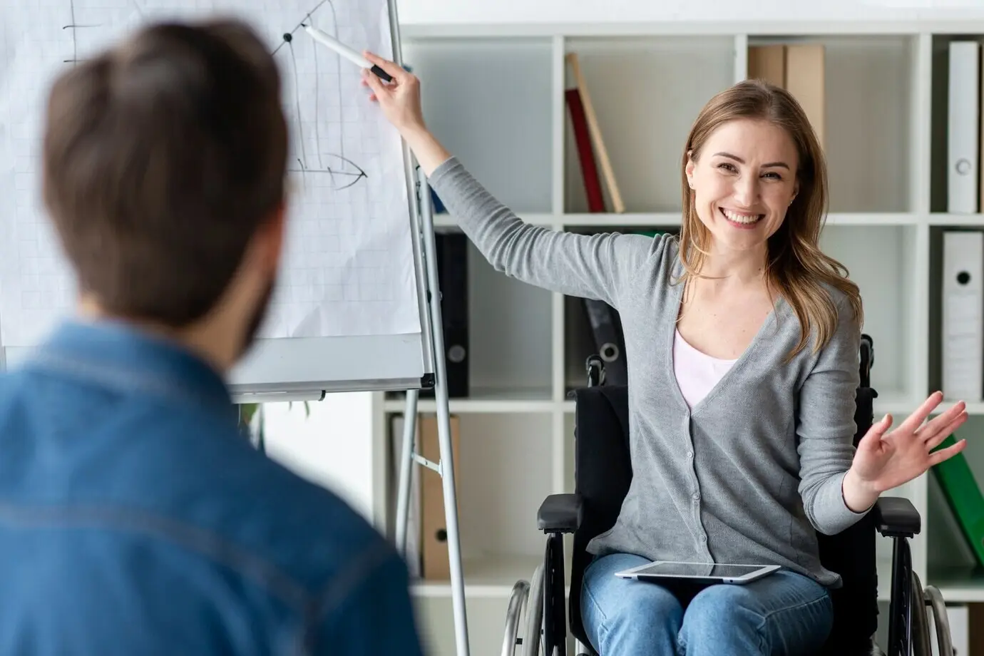 Een positieve jonge vrouw presenteert een project.