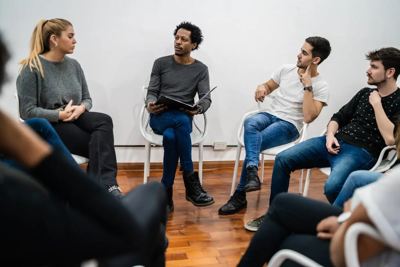 Een groep creatieve zakenmensen van diverse etniciteiten werkt aan een project en houdt een brainstormvergadering. Concept van teamwork en brainstormen.