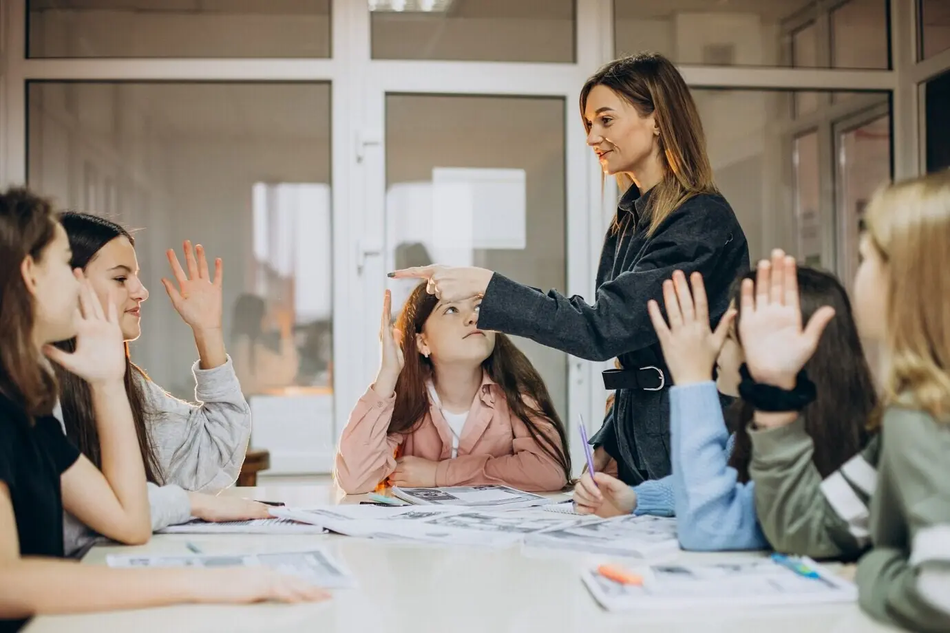 Een groep kinderen die op school aan het leren is.